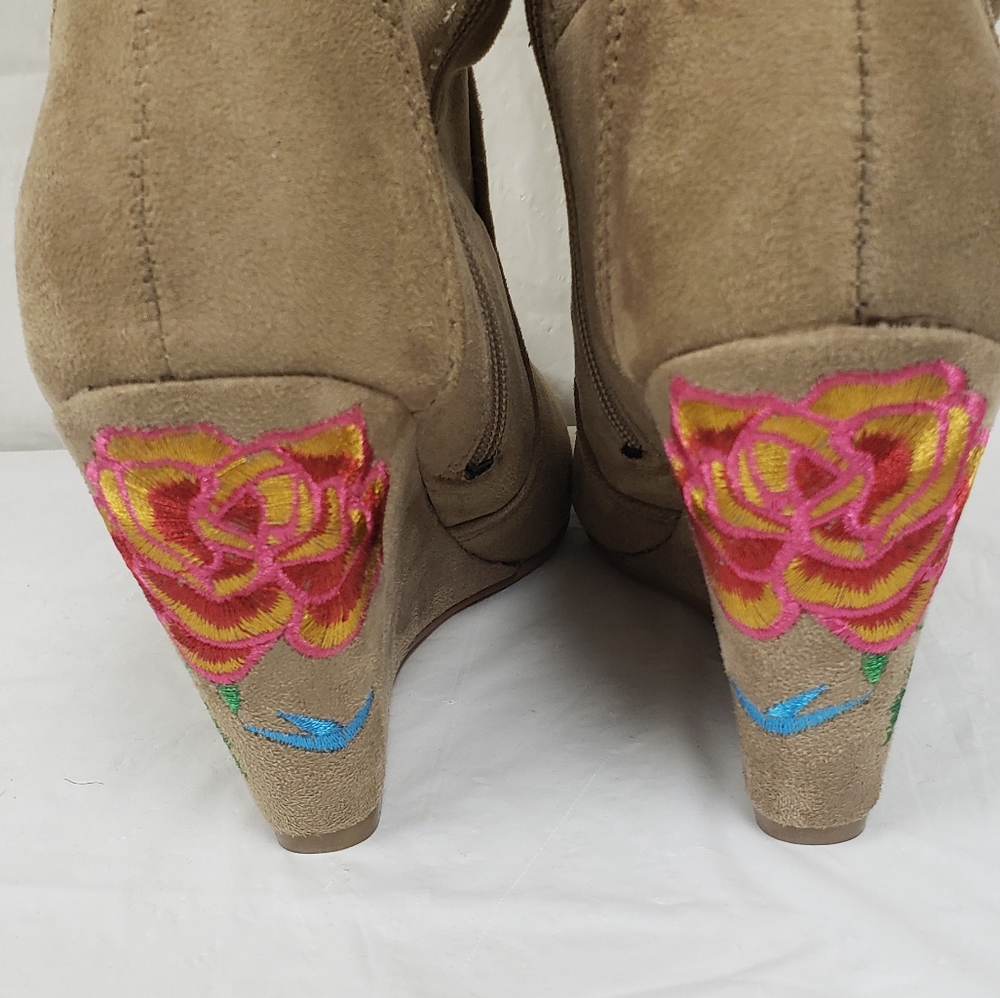 Tan suede thigh high boots - Picture 4 of 9